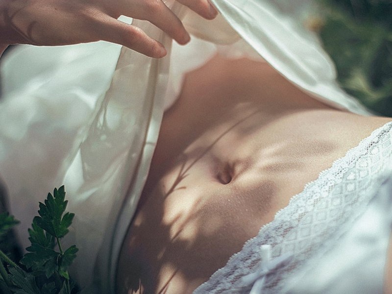 Нежный животик девушки