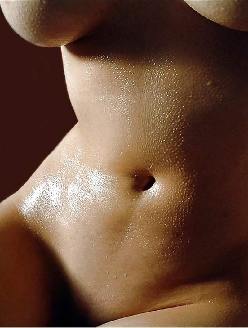 Эротичный женский животик