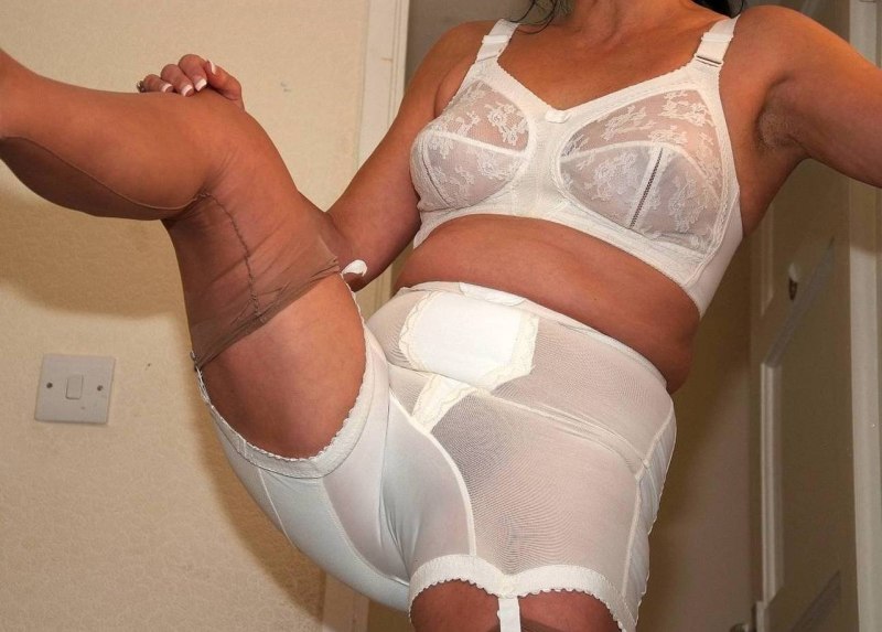 Голые пышки в белых колготках
