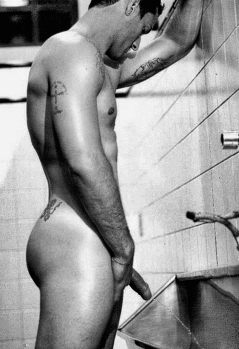 Писсинг красивых брюнетка