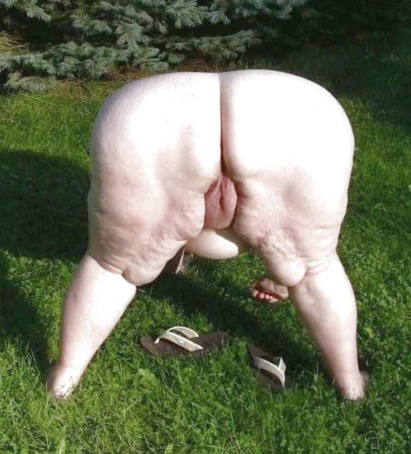 Жирные старухи в трусах на природе