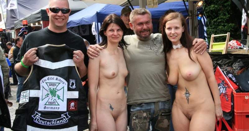 Голая волосатая среди одетых