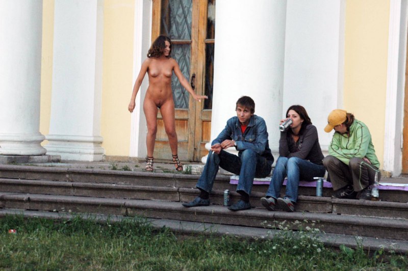 Мужик без трусов на улице