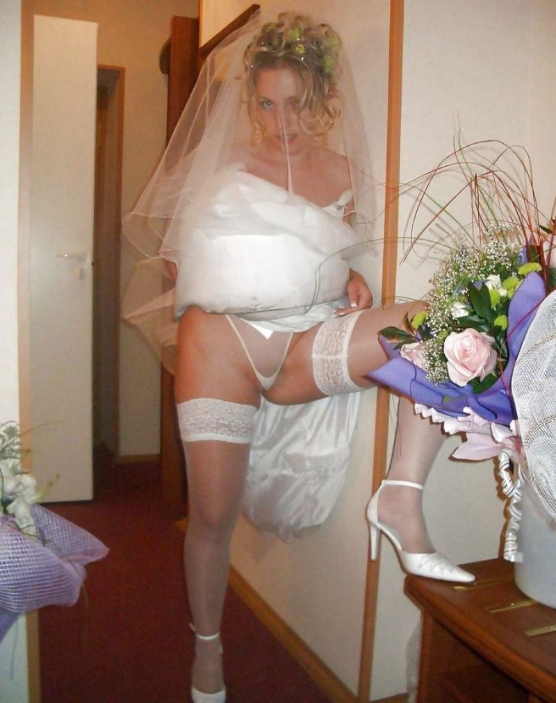 Невеста на свадьбе без трусиков