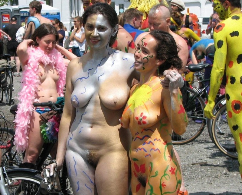 Девчонки голые на фестивале