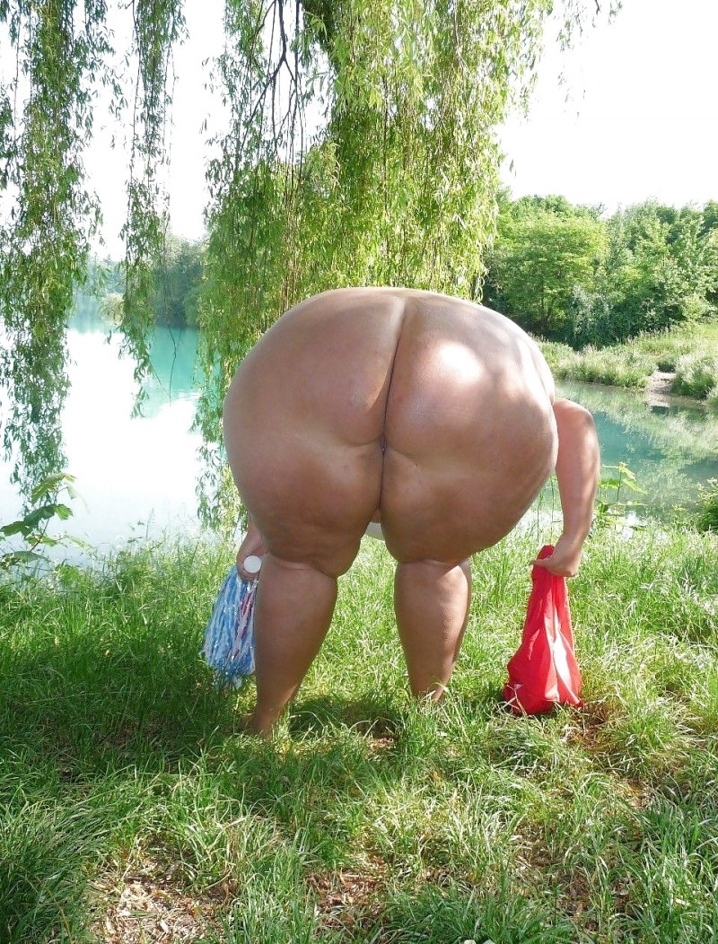Большие задницы на природе