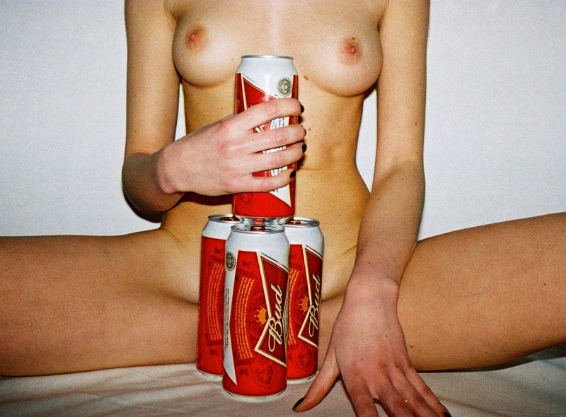 Встречает мужа с работы ню частное