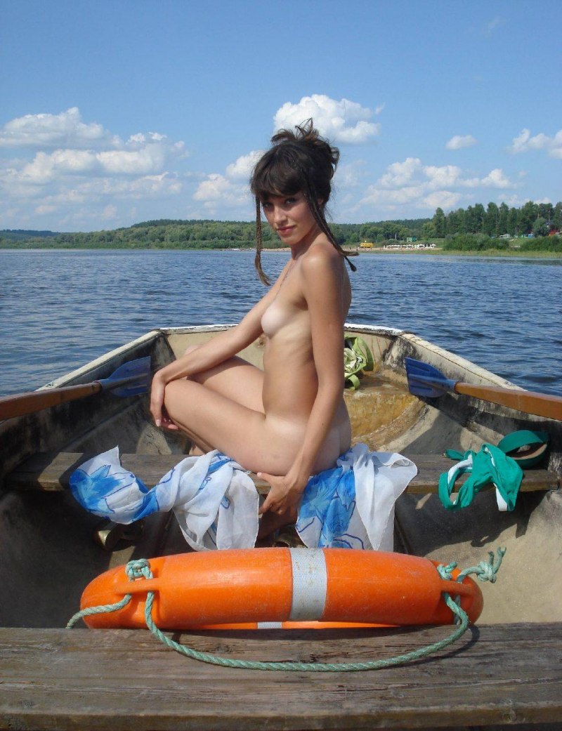 Голые женщины в лодке частное