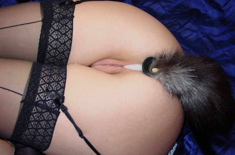 Девушки в чулках с анальным хвостиком