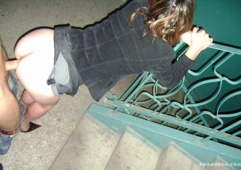 Колдыри ебутся в подъезде