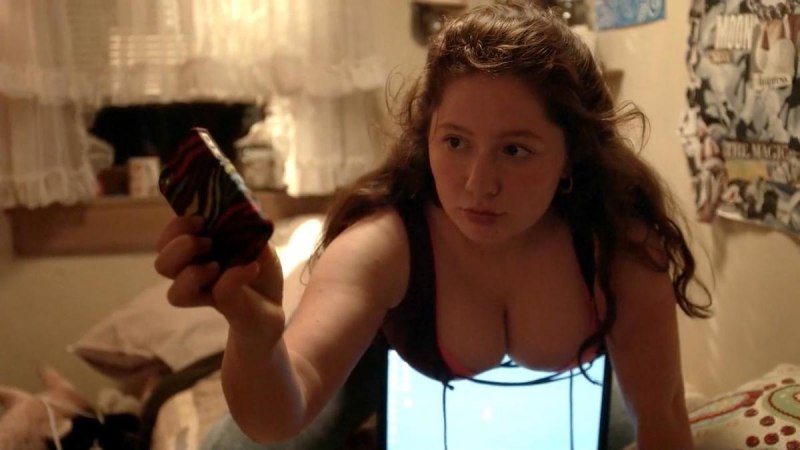 Emma Kenney бесстыжие грудь