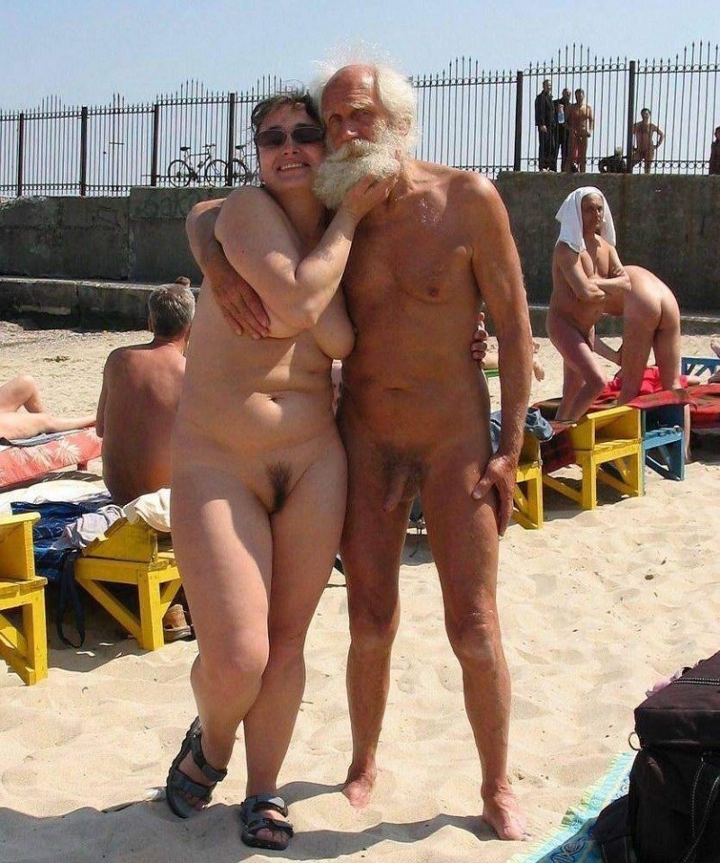 Голые семьи на нудиском пляже