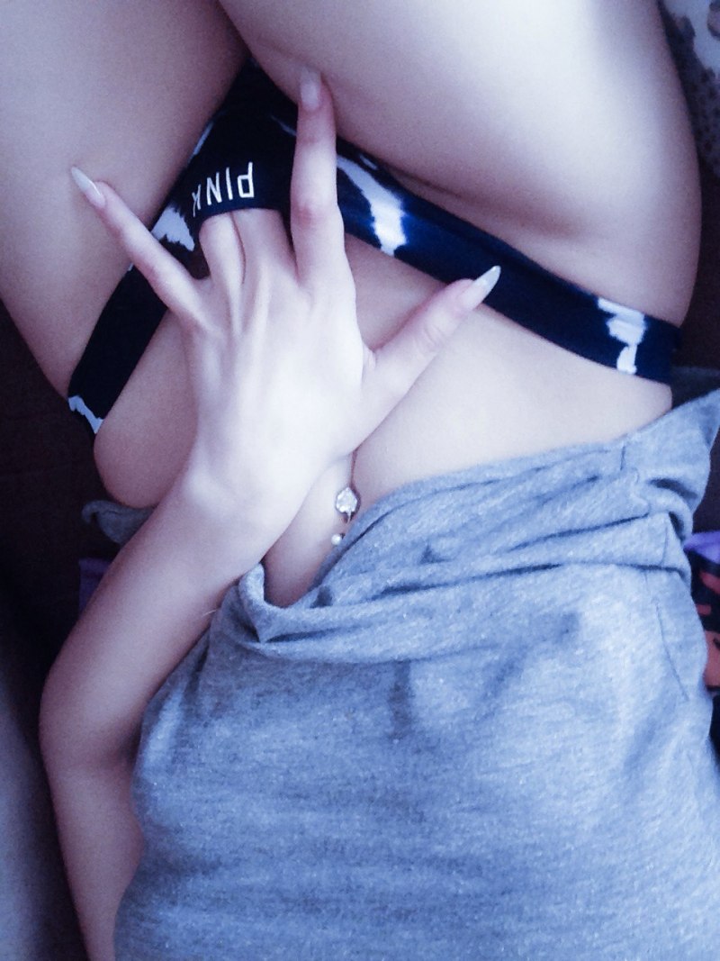 Девушка засунула руку в трусики