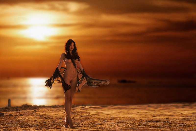 Ню на фоне моря