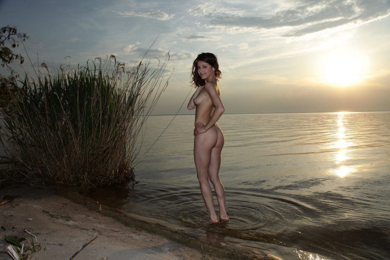 Девушка топлесс в Песках