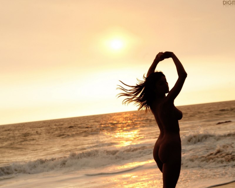 Ню на фоне моря