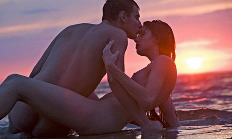 Голые женщины на фоне моря