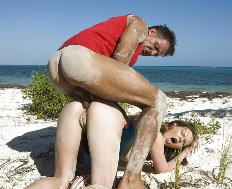 Анал на общественном пляже