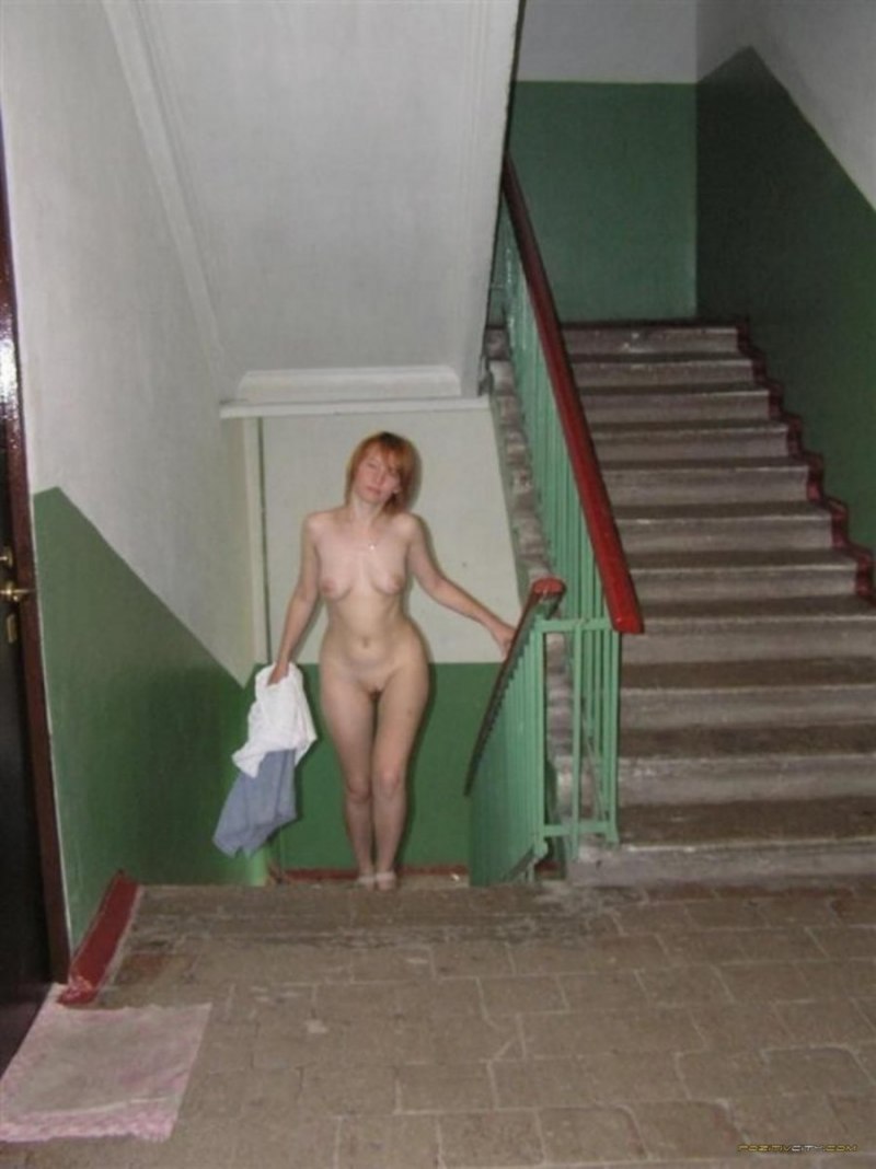 Голенькая девушка в подъезде