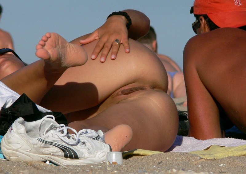 Девушки загорают без трусов