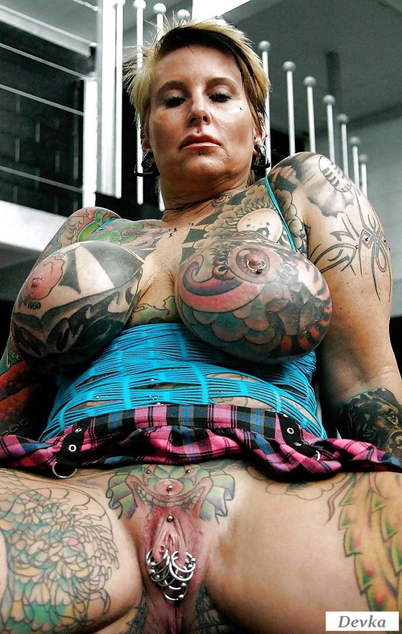 Голые бабы с пирсингом в пупке