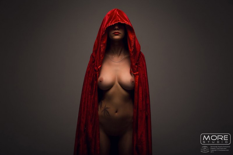 Женщина в плаще на голое тело