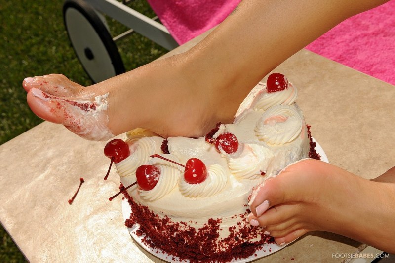 Торт с ножками женскими