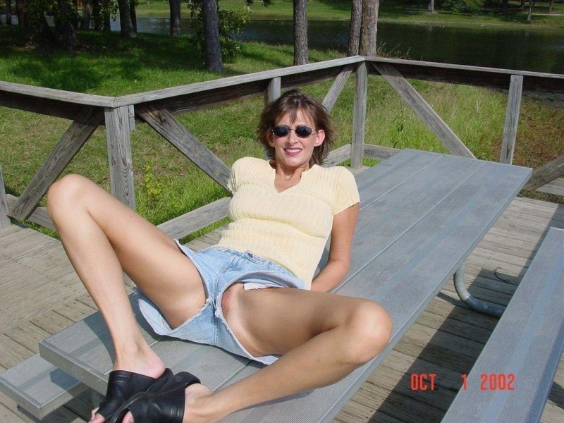 Блондинка спустила трусики