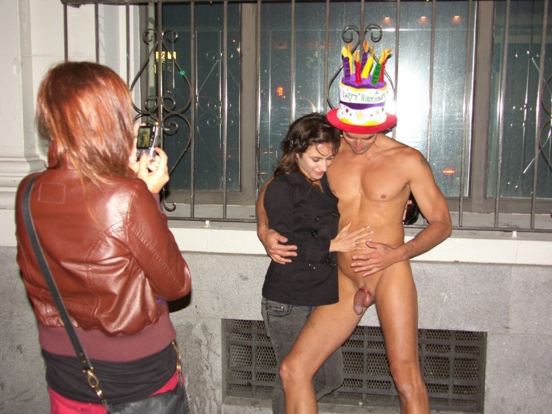 Голая женщина среди одетых