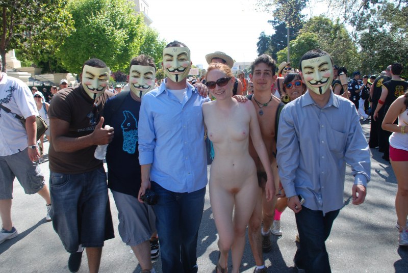 Девки пьяные голые на публике