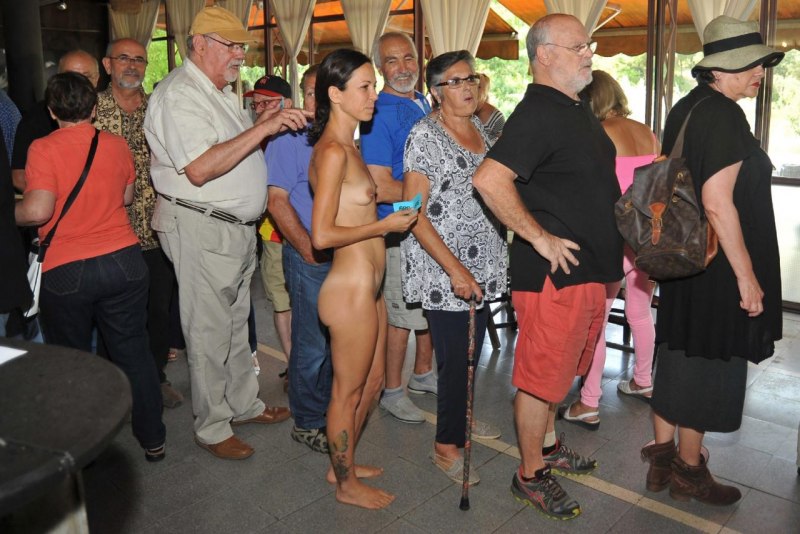 Русские девушки обнажаются на публике