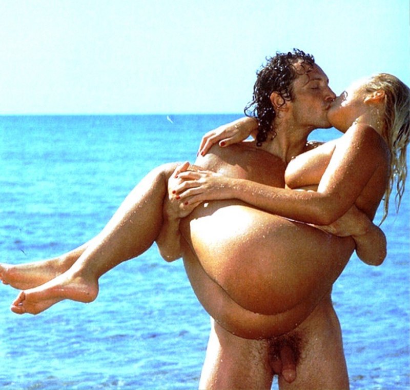 Нудистку держат на руках