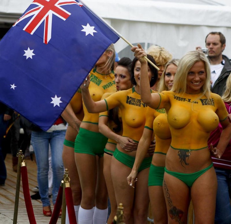 Несколько голых женщин