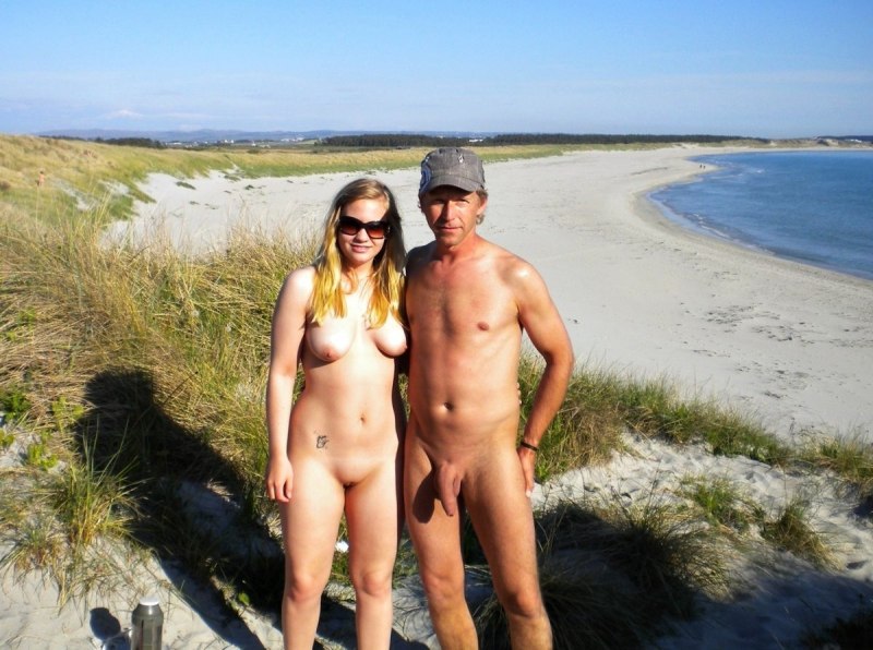 Голая парочка на берегу