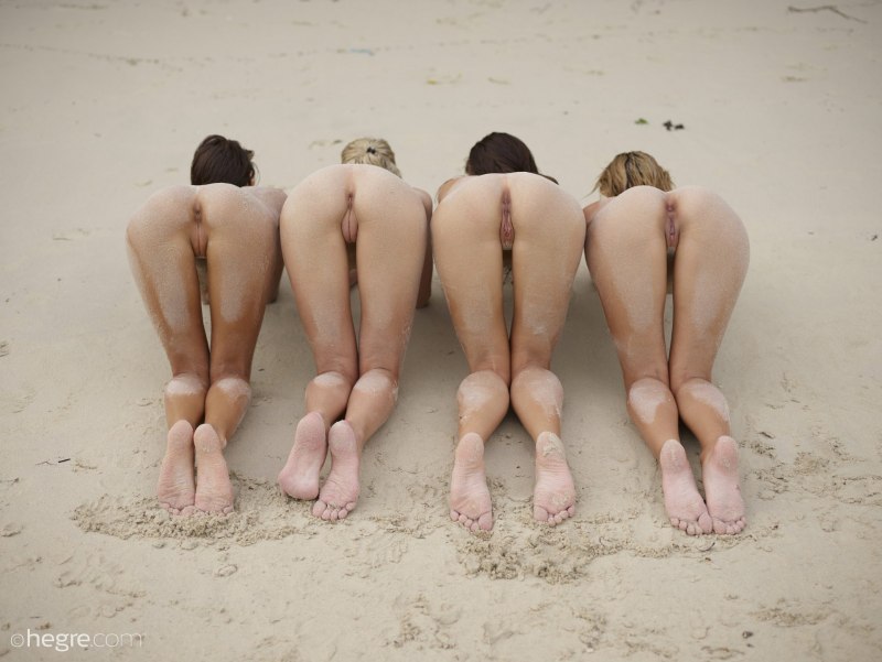 Девушка спустила трусики