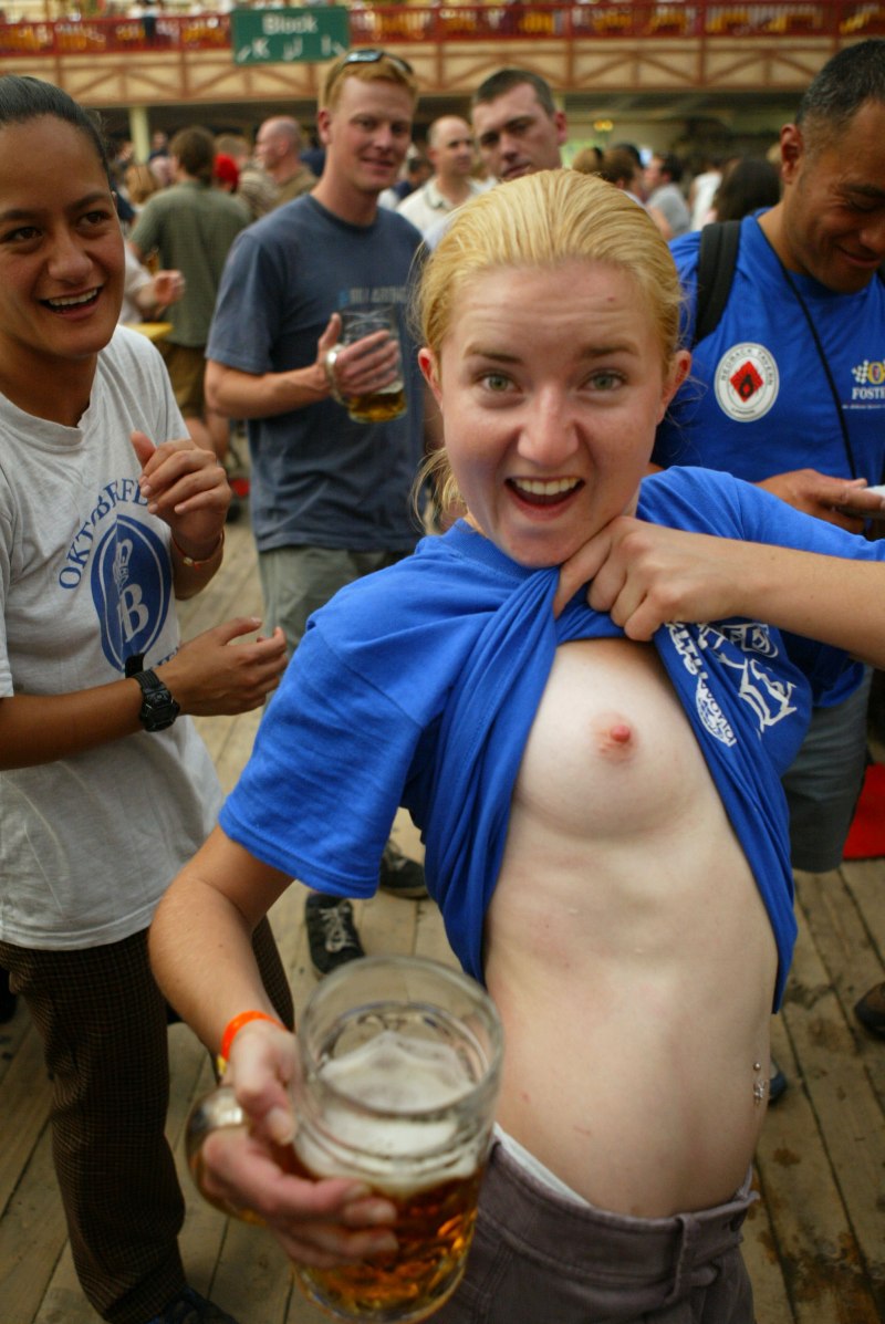 Девушки Октоберфеста ню