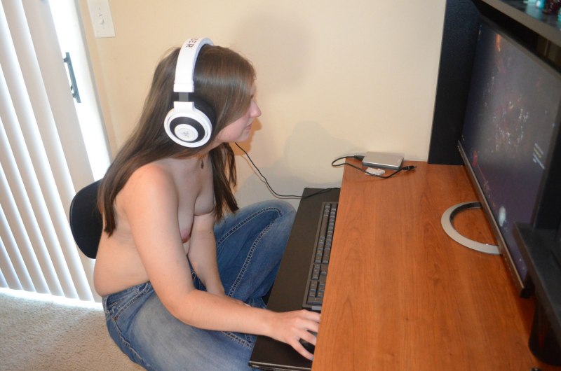 Играть в компьютер голышом