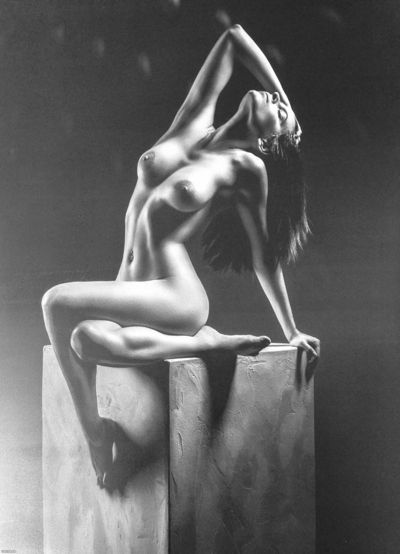 Обнаженка девушка в кресле