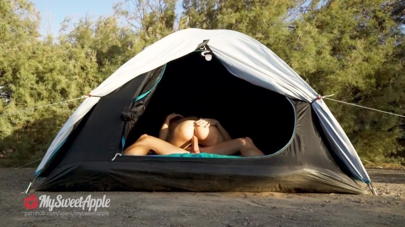 Голая туристка в палатке