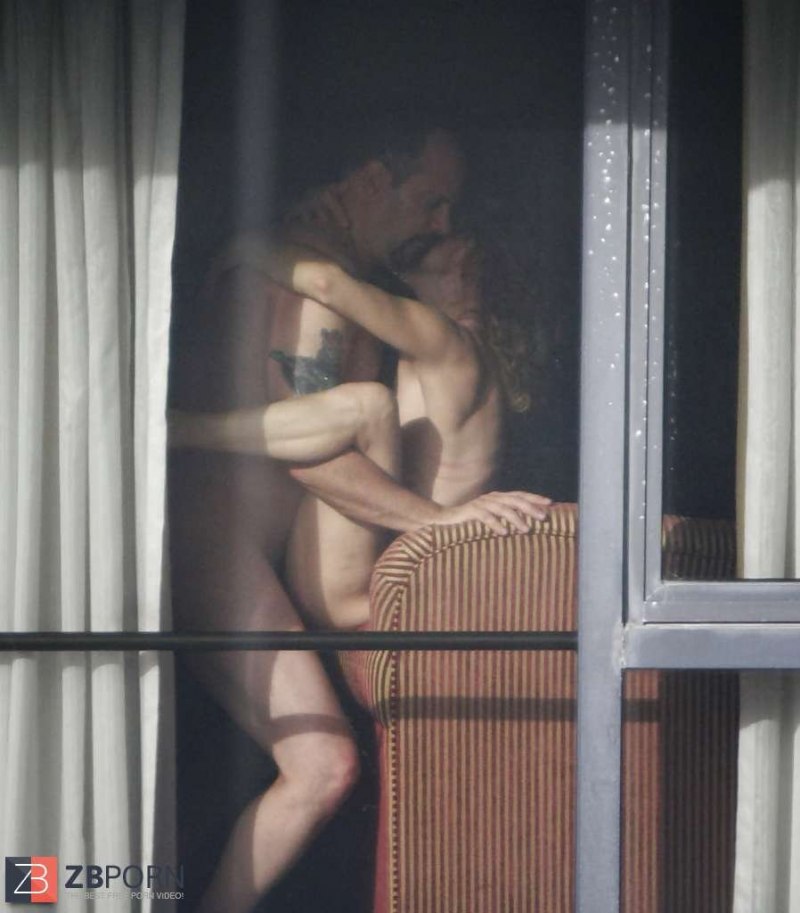 Подглядывание за еблей в окно