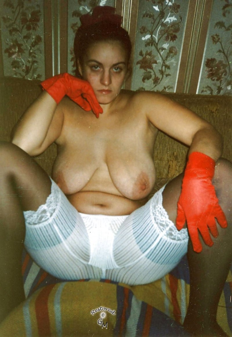 Голые старухи в приспущенных трусах