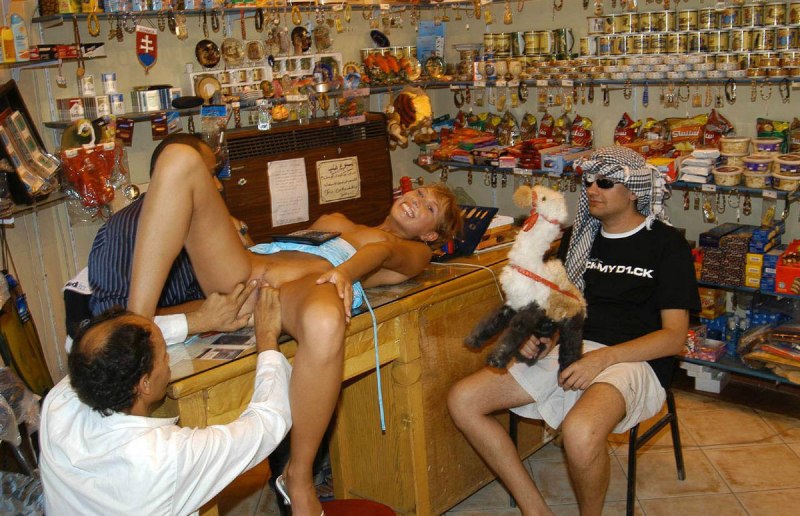 Разделась в Египте в магазине