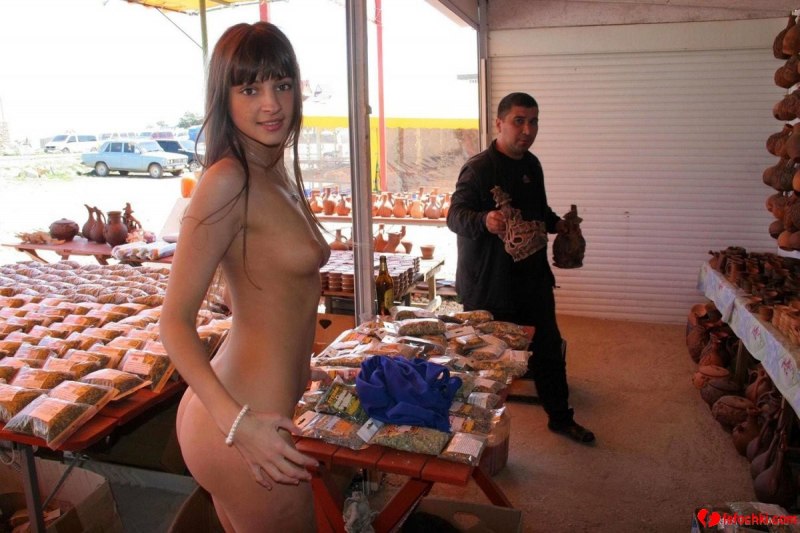 Девушка разделась на базаре
