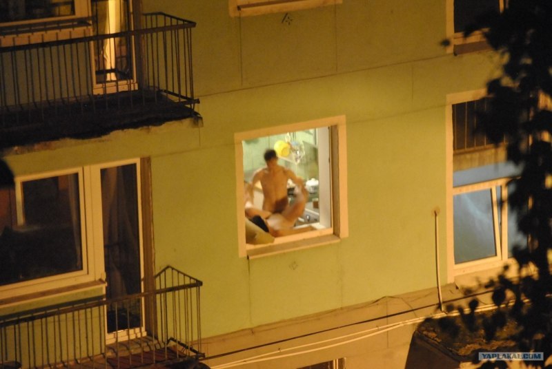 Девушка голышом на балконе