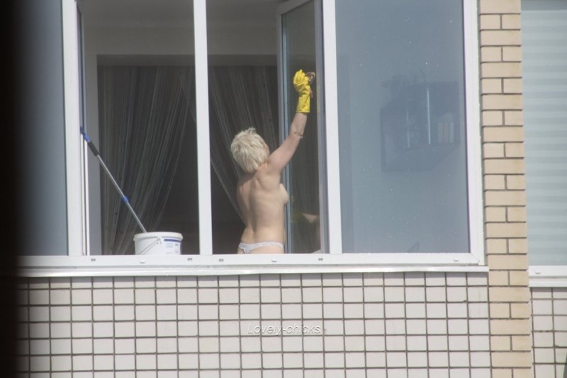 Парень подглядывал и дрочил