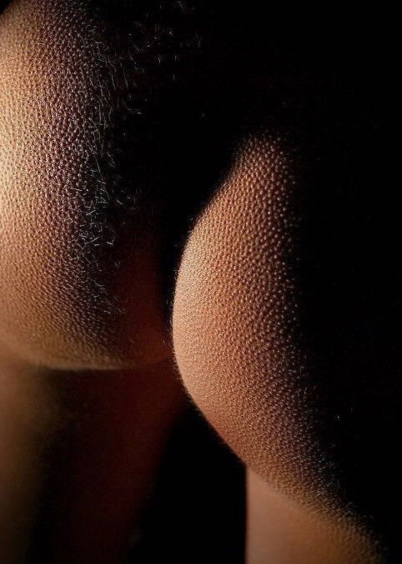 Голая женская попа в мурашках