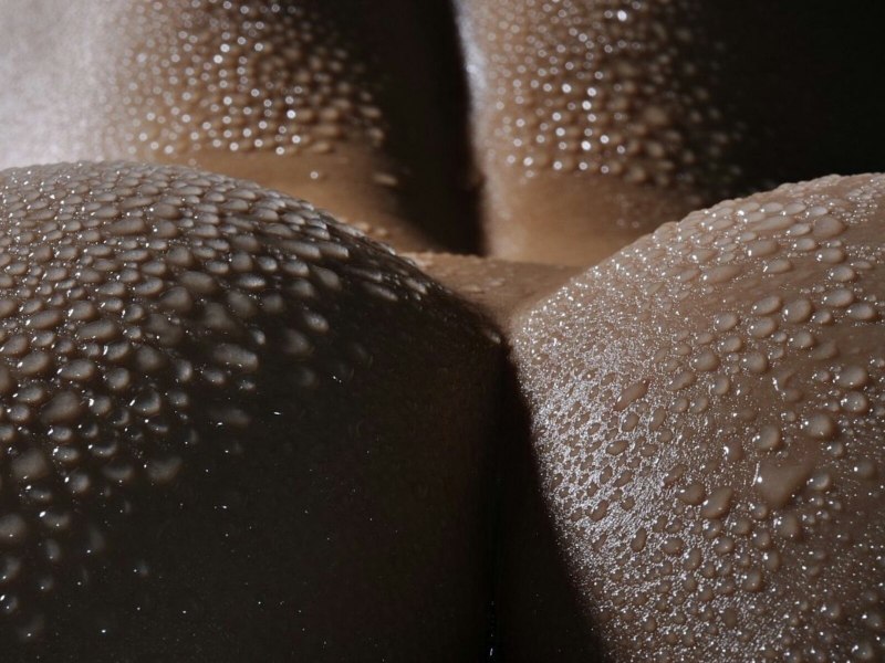 Женская грудь в каплях воды