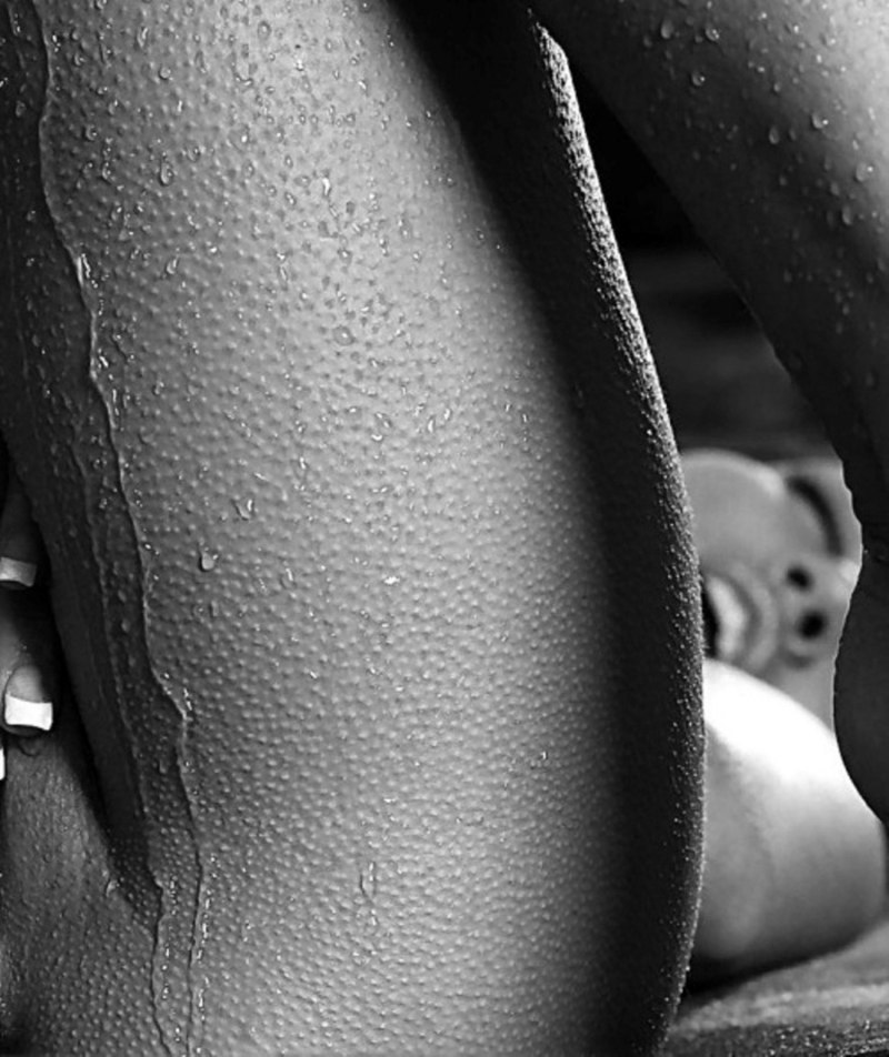 Голое женское тело в мурашках