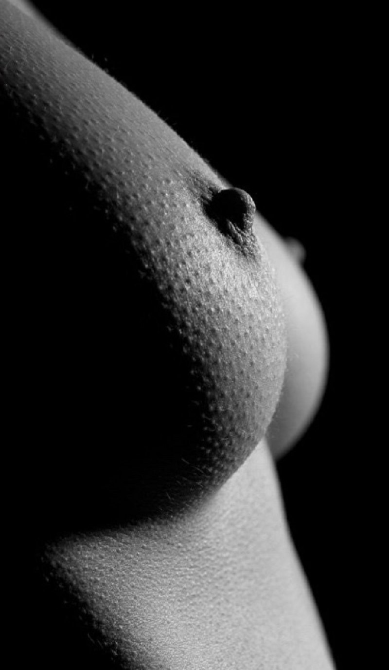 Красивая грудь в мурашках