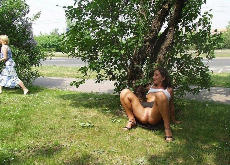 Голые женщины в парках